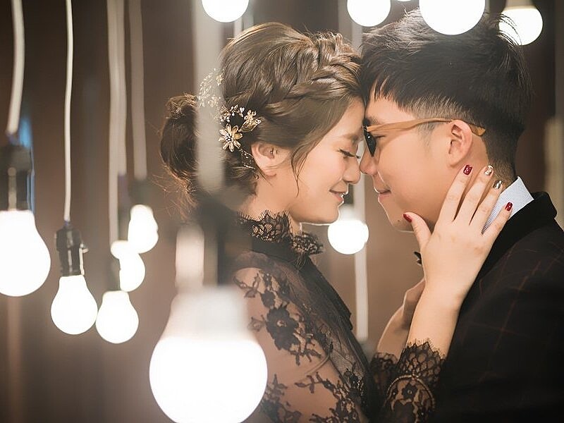 知性高雅高領設計婚紗／圖片取自veryWed