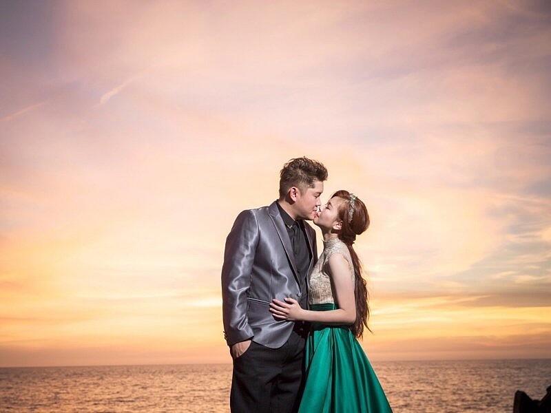 撞色效果前衛風婚紗禮服／圖片取自veryWed