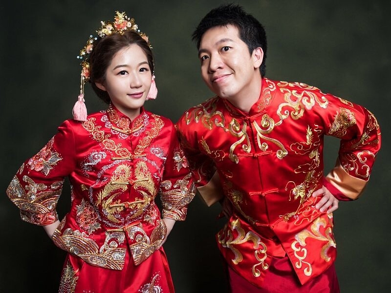 大紅色中式秀禾服婚紗／圖片取自veryWed