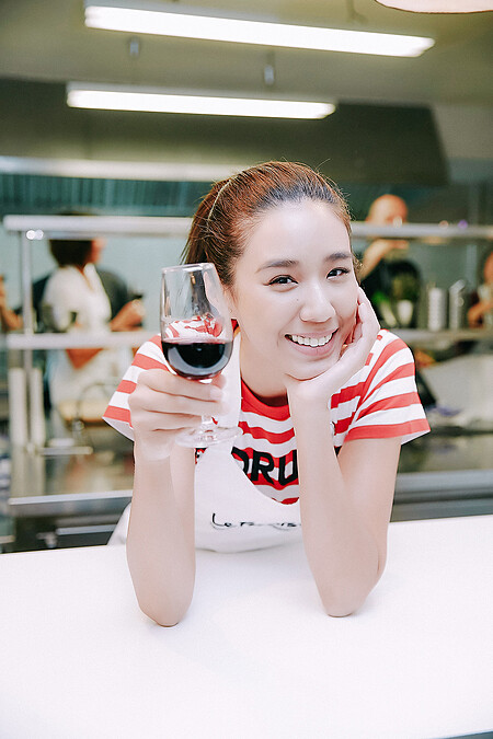 ▲Fred說法國人會在喝酒前舉杯、碰杯說santé(發音類似sang dei鬆地),是祝福健康的意思。相當有趣的敬你身強體壯~乾啦!