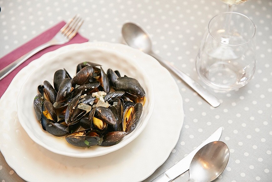 ▲以傳統的黃奶油加白酒作法烹煮完成的淡菜,再依法國人的食用方式,以貽貝空殼夾起肉來嚐,吃得到原汁原味的甘甜腴美。