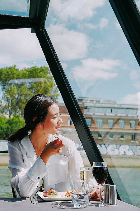 ▲在全景玻璃的頭等艙吃法國料理套餐,視野良好的坐擁流經而過的兩岸景緻。