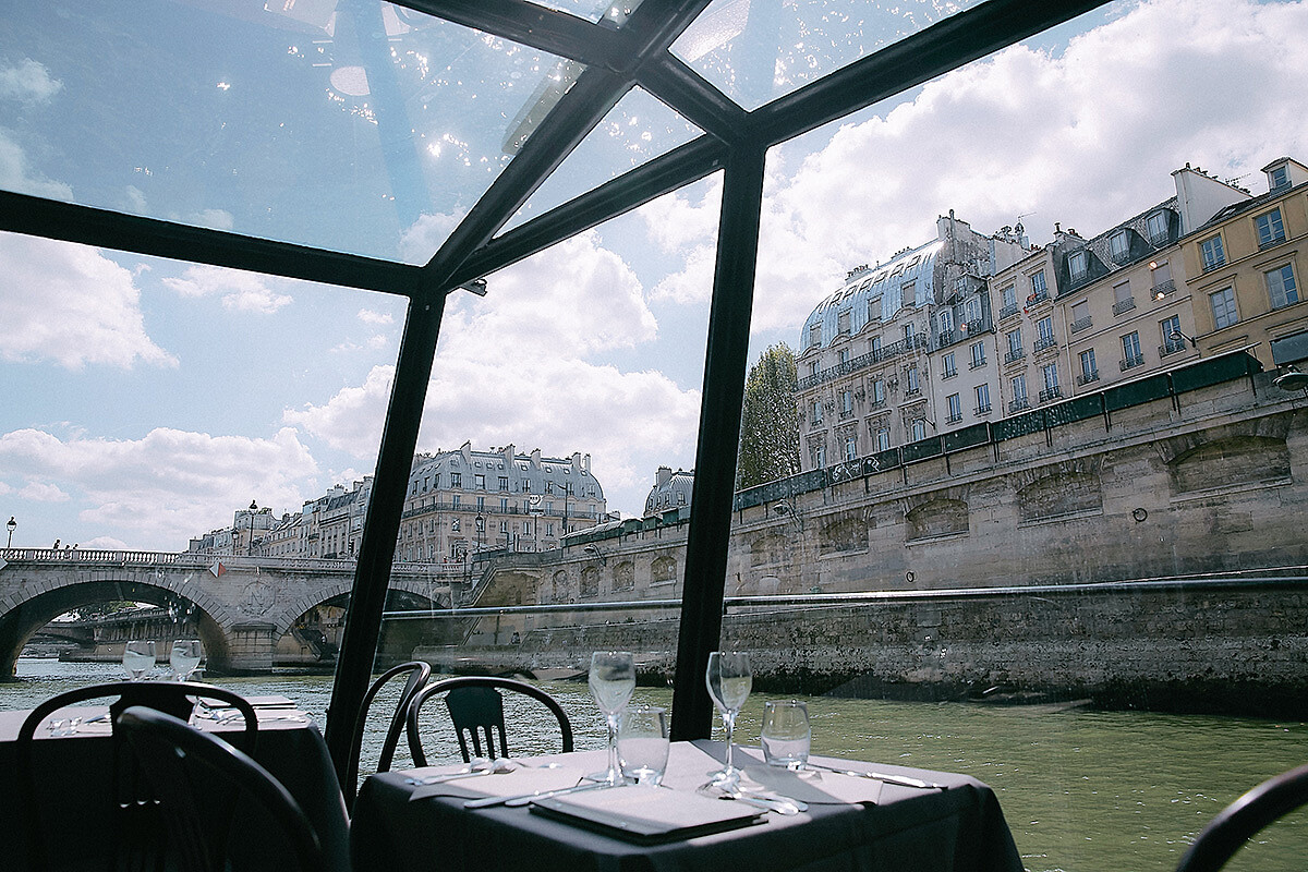 ▲在如詩如畫的塞納河巡航河道上,聽著船內用英文介紹所經景點,一次將巴黎最具代表性指標盡收眼底。