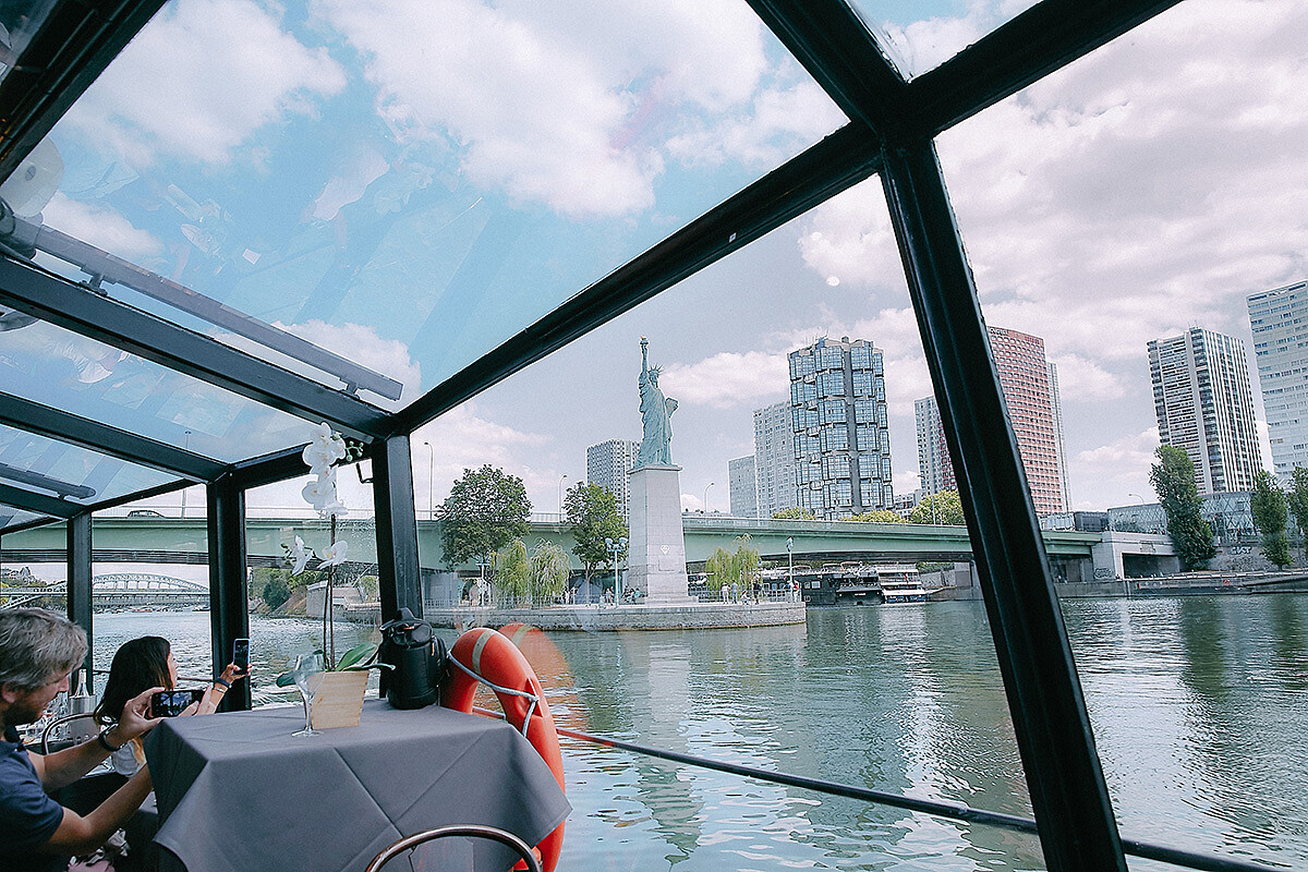 ▲船行至天鵝島上的自由女神像,音樂立即應景的放著〈New York〉歌曲,令人會心一笑的留下深刻印象。