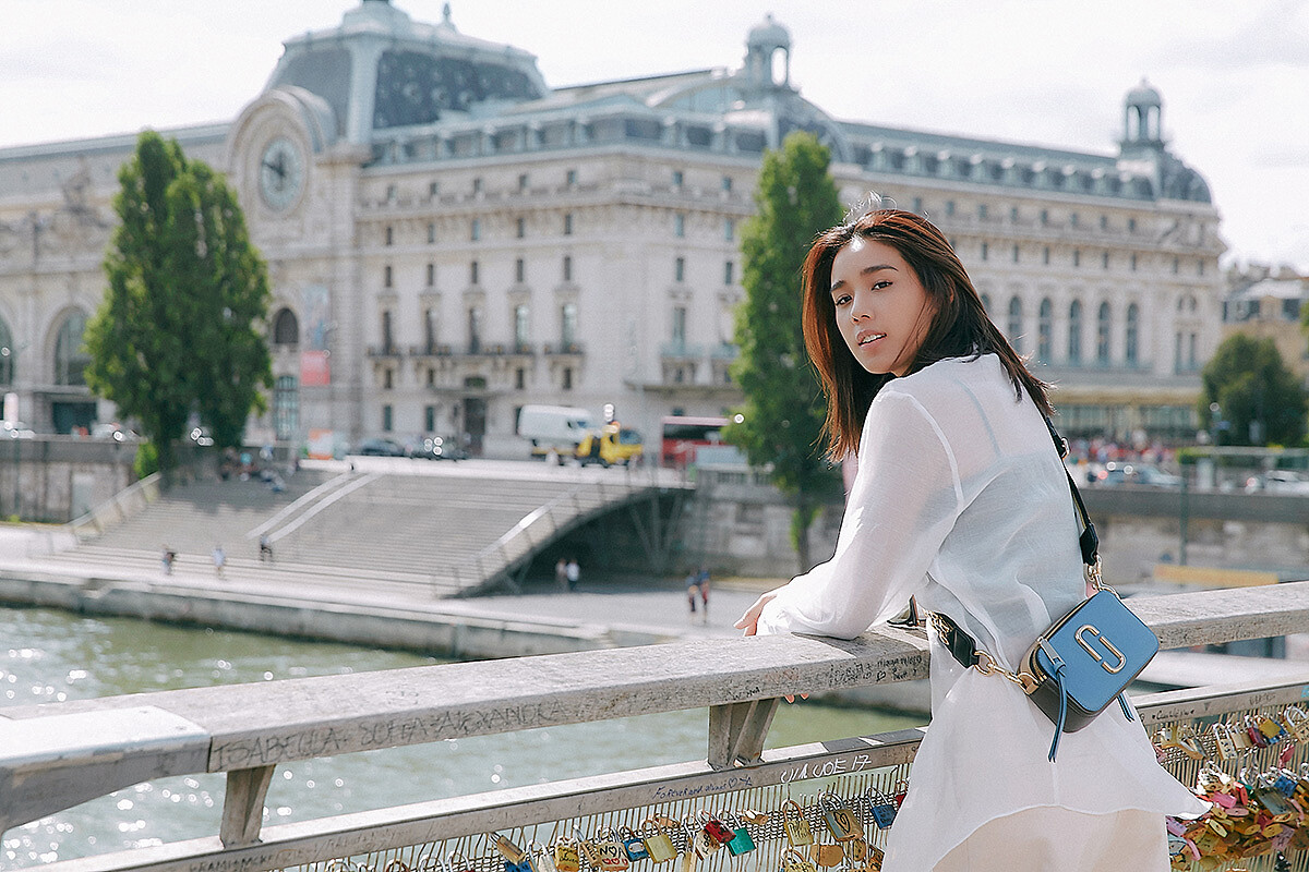 ▲左岸奧塞美術館往右岸杜樂麗花園方向,連結的利奧波德-塞達-桑戈爾雙層行人橋,掛了滿滿的愛情心鎖,是巴黎人散步和約會盛地。