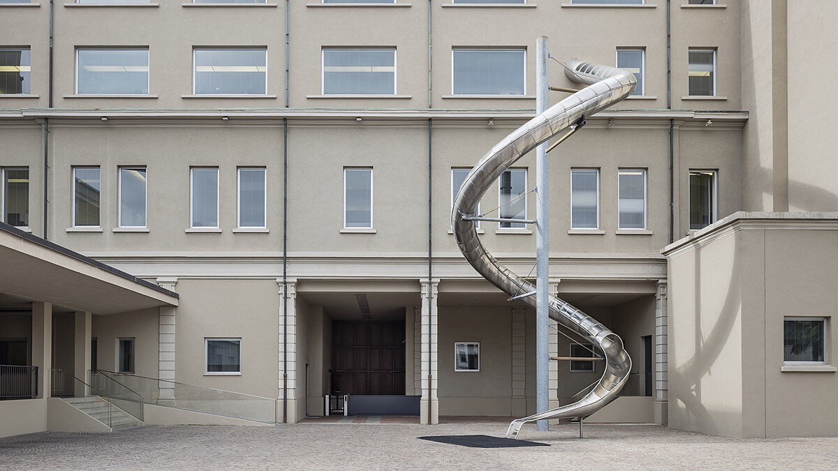 【直擊品牌總部】Prada 充滿玩心的溜滑梯