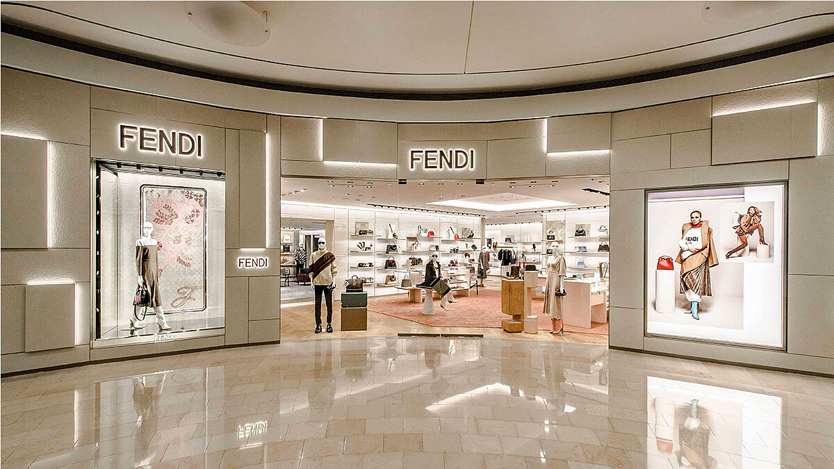 FENDI全台最大旗艦店降臨台北101!附帶時髦雨衣的Peekaboo Defender包款全台獨賣