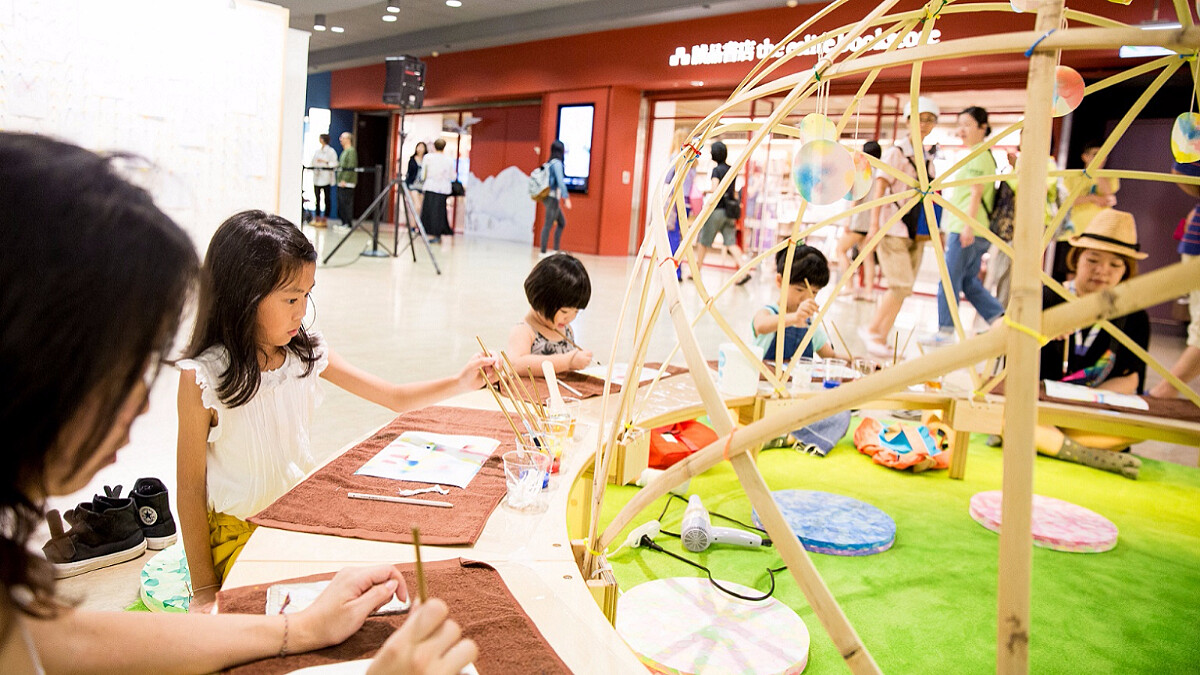 岩崎知弘100週年創作展誠品R79登場 64公尺長跨界創作燦爛奪目 6大經典童話打造故事長廊 谷川俊太郎最新詩作全台首曝