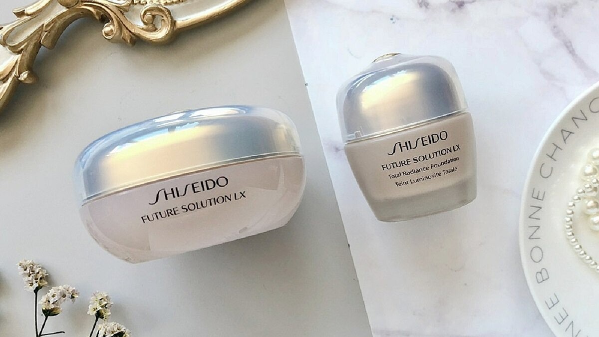 「羽般輕盈、紗般透光」的底妝就像隨時隨地修片!資生堂這瓶頂級粉霜打造的精緻光感肌太誘人~