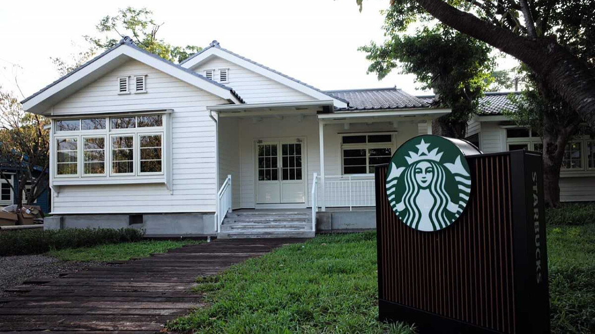 陽明山的絕美星巴克！純白獨院獨棟建築，星巴克全新「草山門市」10月4日正式開幕