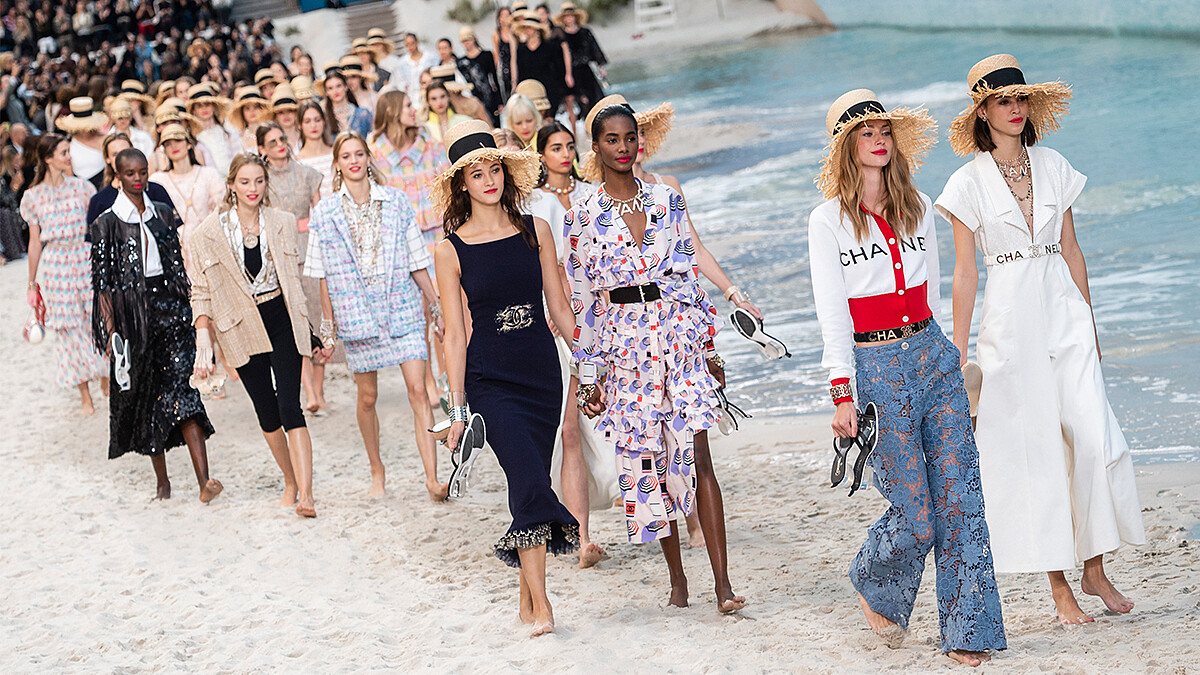模特兒們光著腳丫踩浪花走秀!CHANEL春夏大秀把秀場變成度假海灘