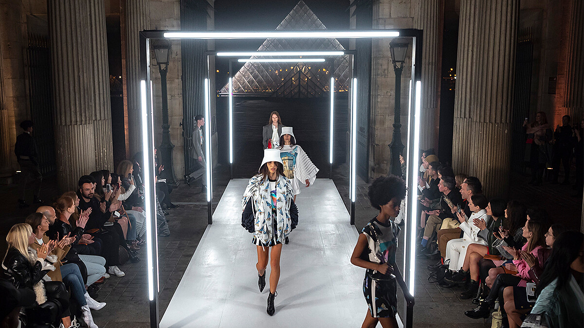 歡迎登陸LV科幻太空艙！飛碟包、太空人裝…Louis Vuitton春夏大秀帶你飛到超未來