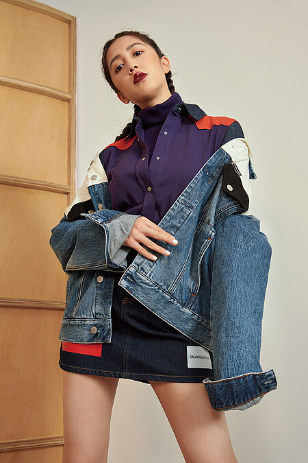 雙色丹寧外套、拼接撞色襯衫、紫色高領針織上衣、丹寧短裙，all by Calvin Klein Jeans