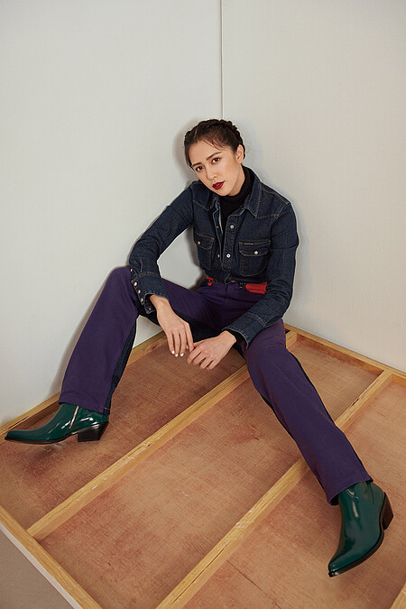 靛藍色丹寧襯衫、黑色高領針織上衣、雙色拼接丹寧長褲、漆亮皮尖頭皮鞋，all by Calvin Klein Jeans