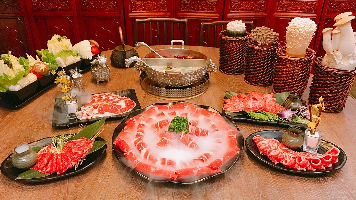 穿鳳袍、坐龍椅還有專人美甲服務！問鼎麻辣鍋養生鍋打造皇家級用餐體驗，這盤18盎司花開富貴牛拼盤超欠吃