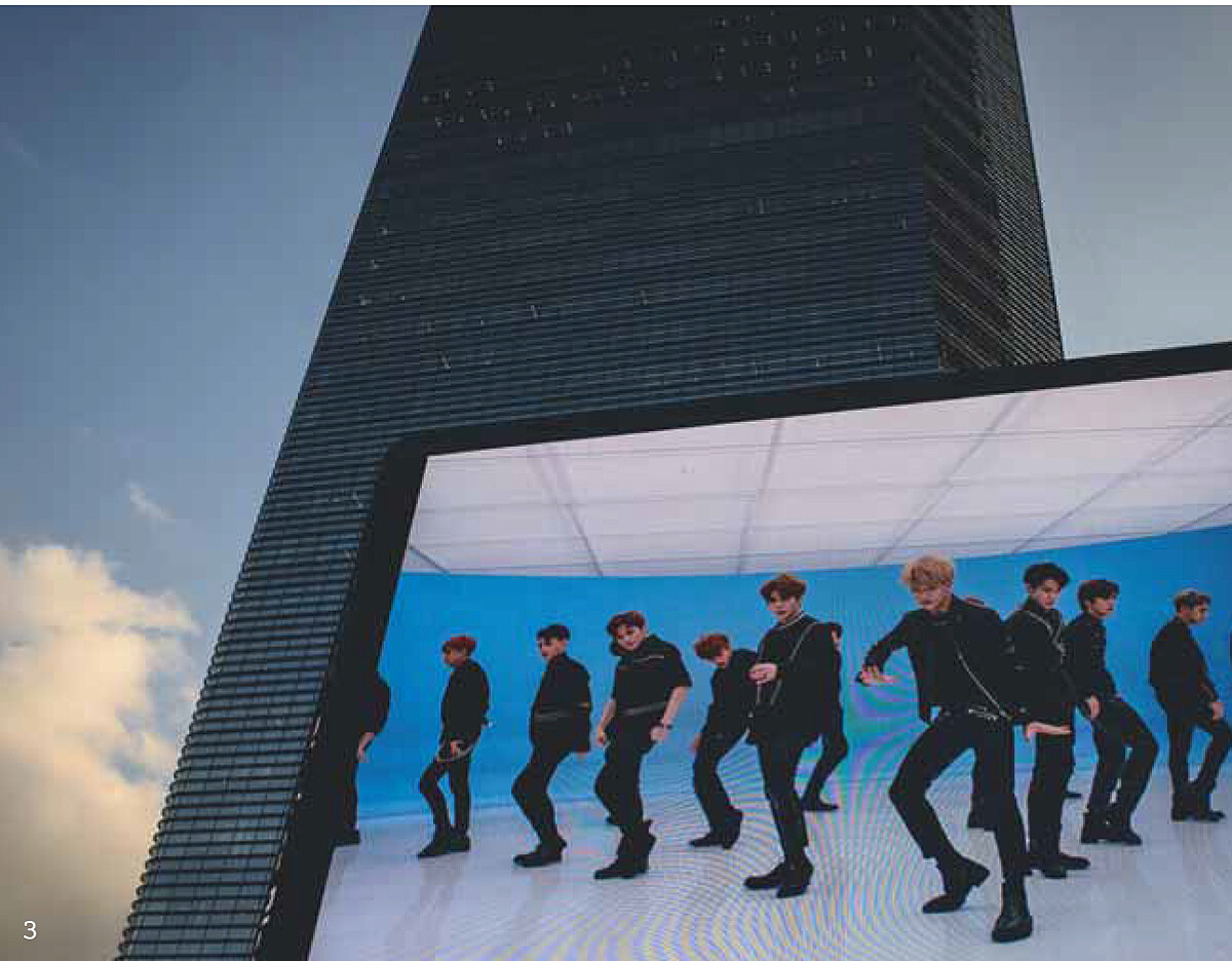 （在鐘鉉自殺後六個月，他的海報再次出現在他經紀公司販賣周邊商品的店裡，同時，店裏大螢幕正播放 K-POP 音樂錄影帶。）