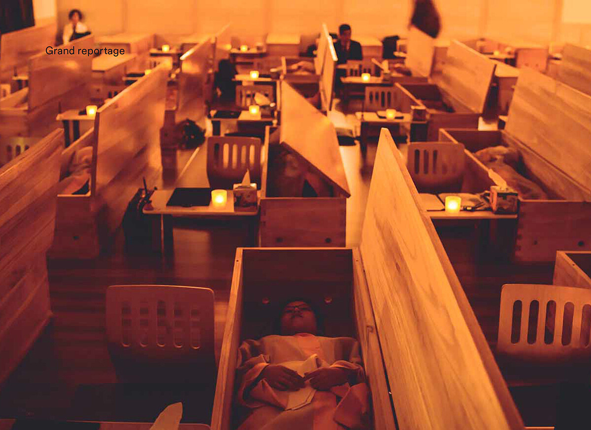 （「為了哀戚而死」是 Saejungang Counseling 顧問中心的新概念，讓民眾可以躺在棺材裡體驗死亡，藉以取走他們想要自殺的慾念。）