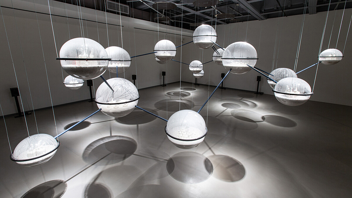 最強當代藝術盛宴、每個作品都美呆！《2018台北雙年展》帶你探索宇宙奇幻生態系