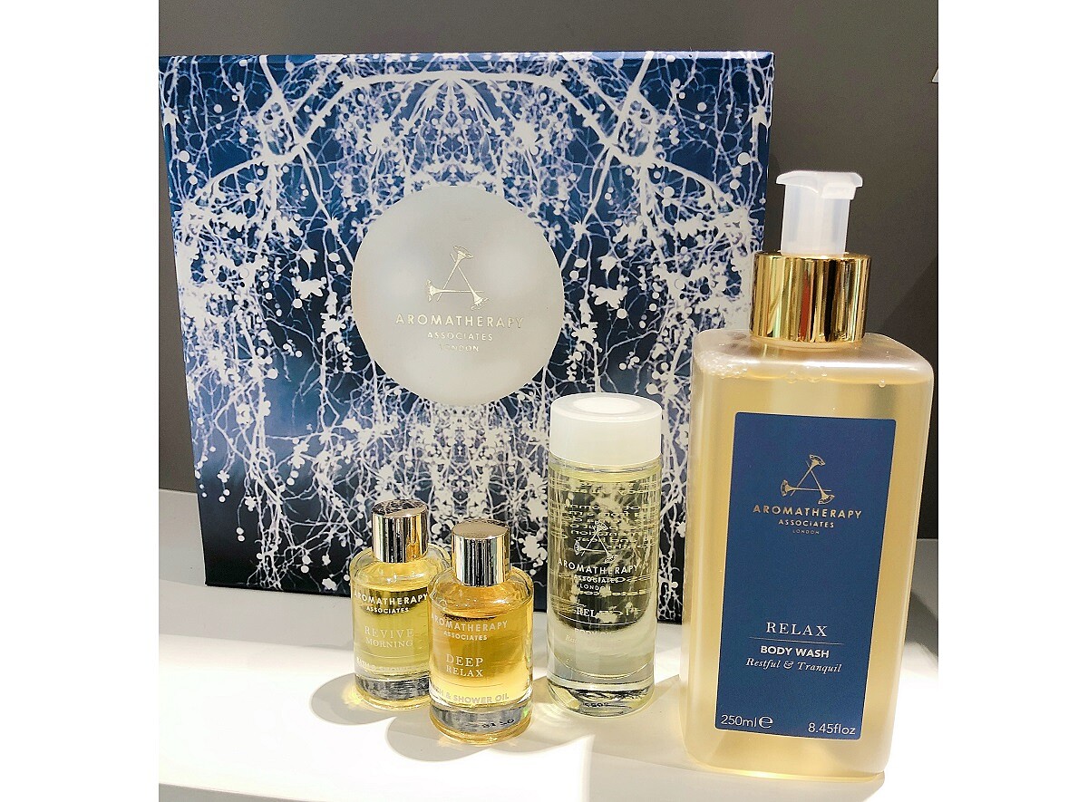 「DEEP RELAX晚間舒緩」和「REVIVE MORNING明煥晨曉」兩款經典沐浴油，還有舒緩沐浴露和舒緩潤膚油的「舒緩好夢禮盒」