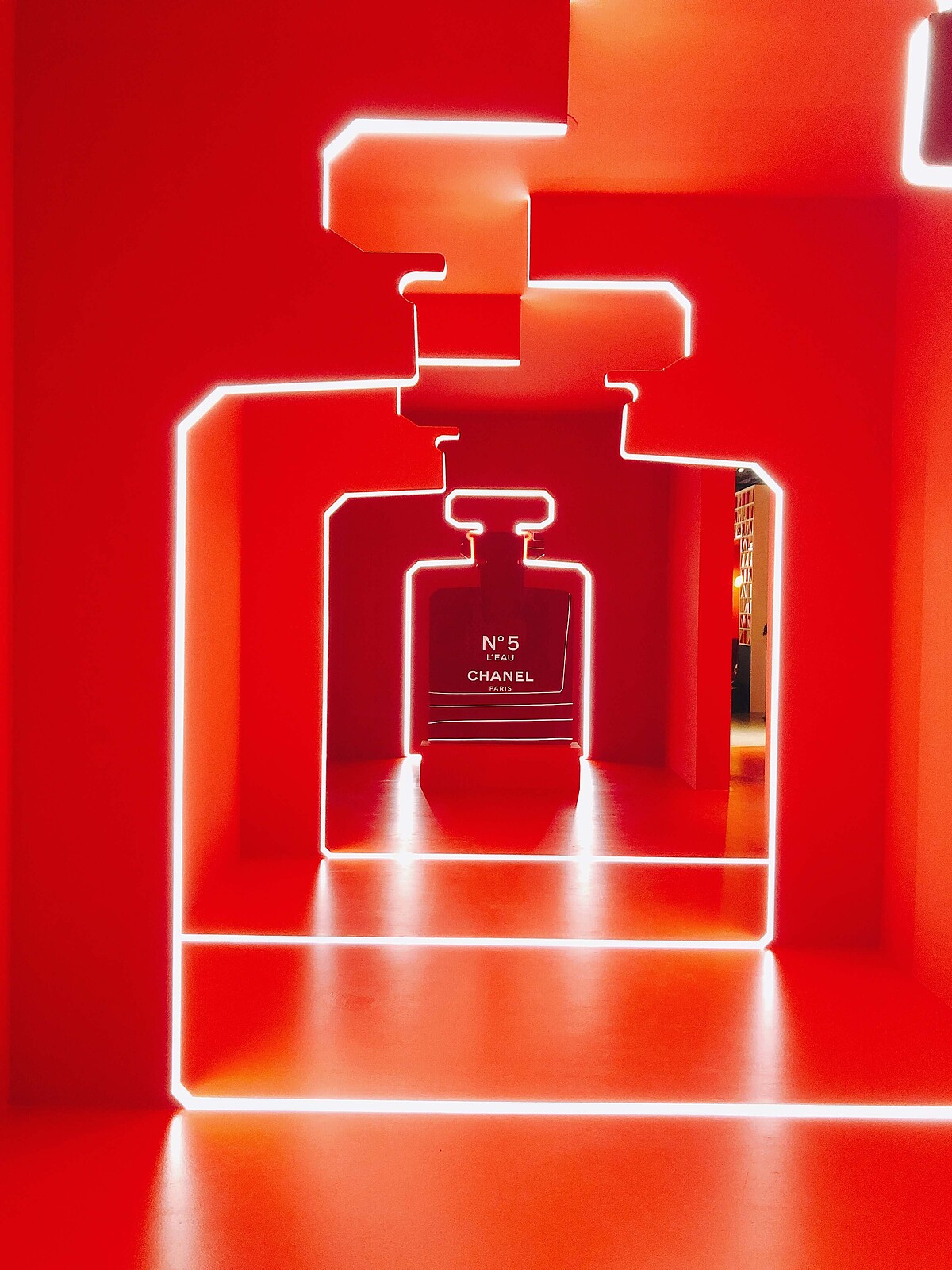 ChanelLeRougePopup-紅色迴廊