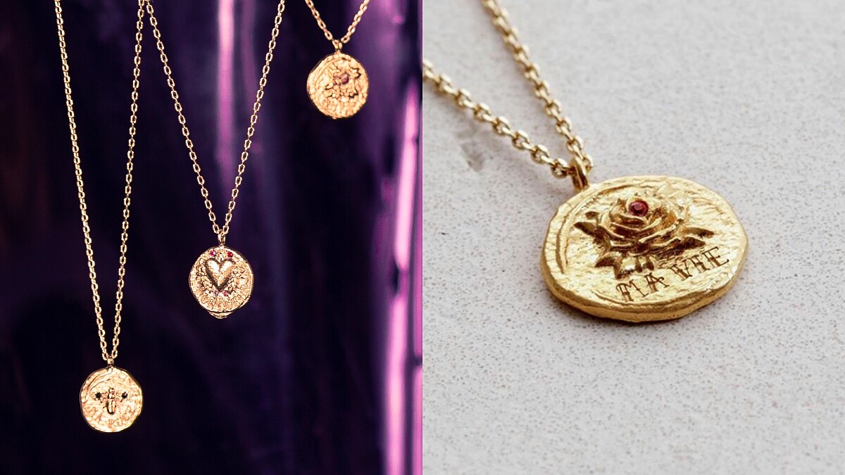 涵義深厚的送禮首選！精巧的鍍金項鍊鑲嵌上彩色施華洛世奇水晶和法語語句，絕對是表達情意的最佳禮物！