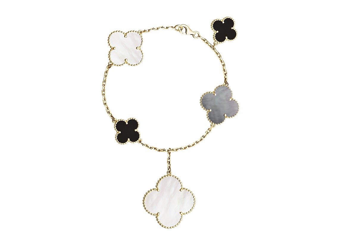 Magic Alhambra系列黃K金手鍊，白色珍珠母貝、灰色珍珠母貝、縞瑪瑙5枚墜飾。