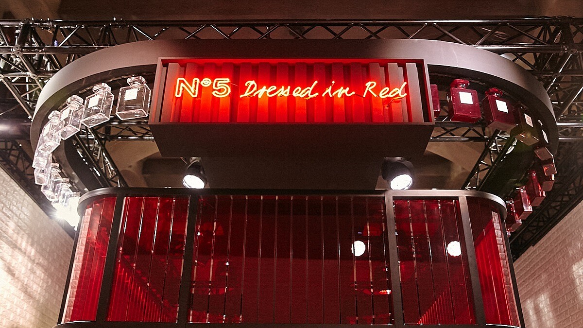 美麗佳人帶藝術家們逛”LE ROUGE香奈兒紅色工場”！讓人心紛飛的美麗紅令眾人讚嘆：「沒來會搥心肝！」