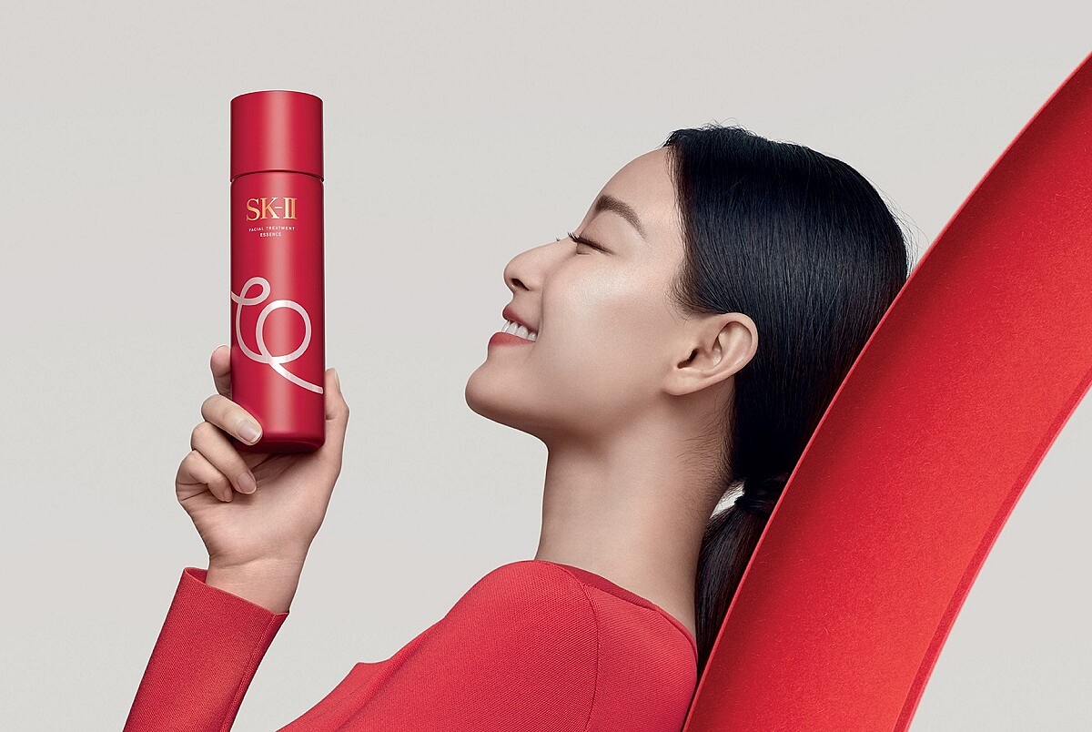 SK-II青春露「小豬瓶」能達成肌膚所需的透亮、白皙、潤澤、緊緻，調理肌膚