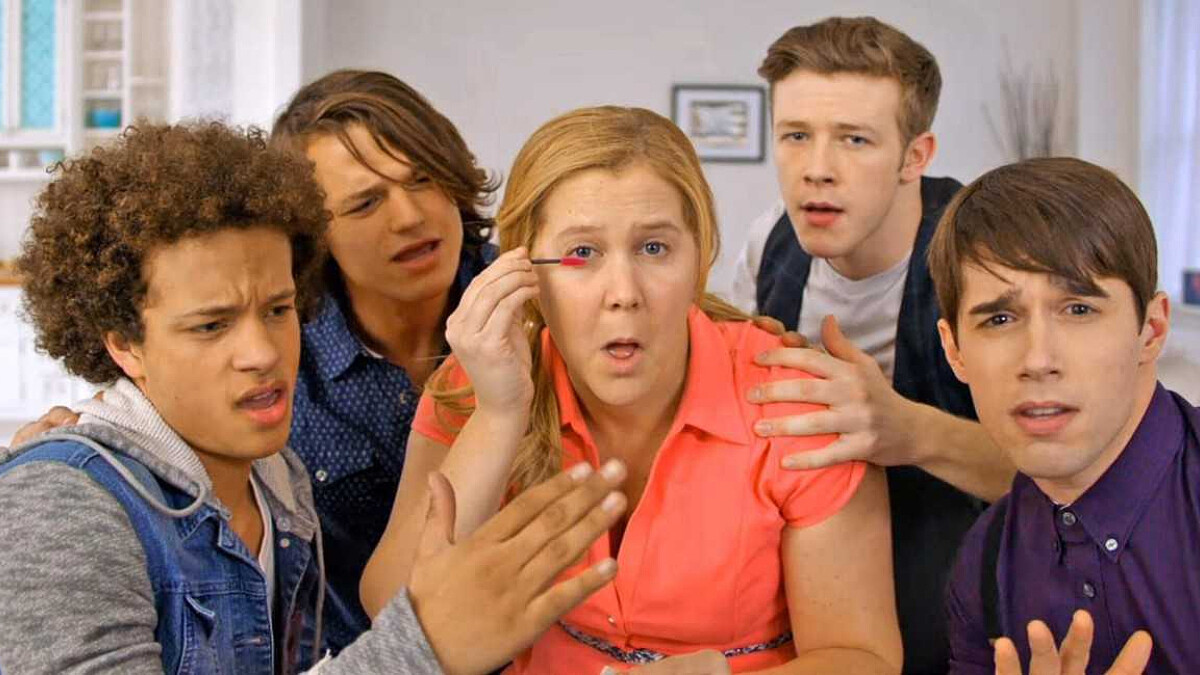 自爆私密床事、愛傳色情簡訊......艾米舒默超狂辛辣綜藝秀《艾米舒默的內心世界》爆笑登場