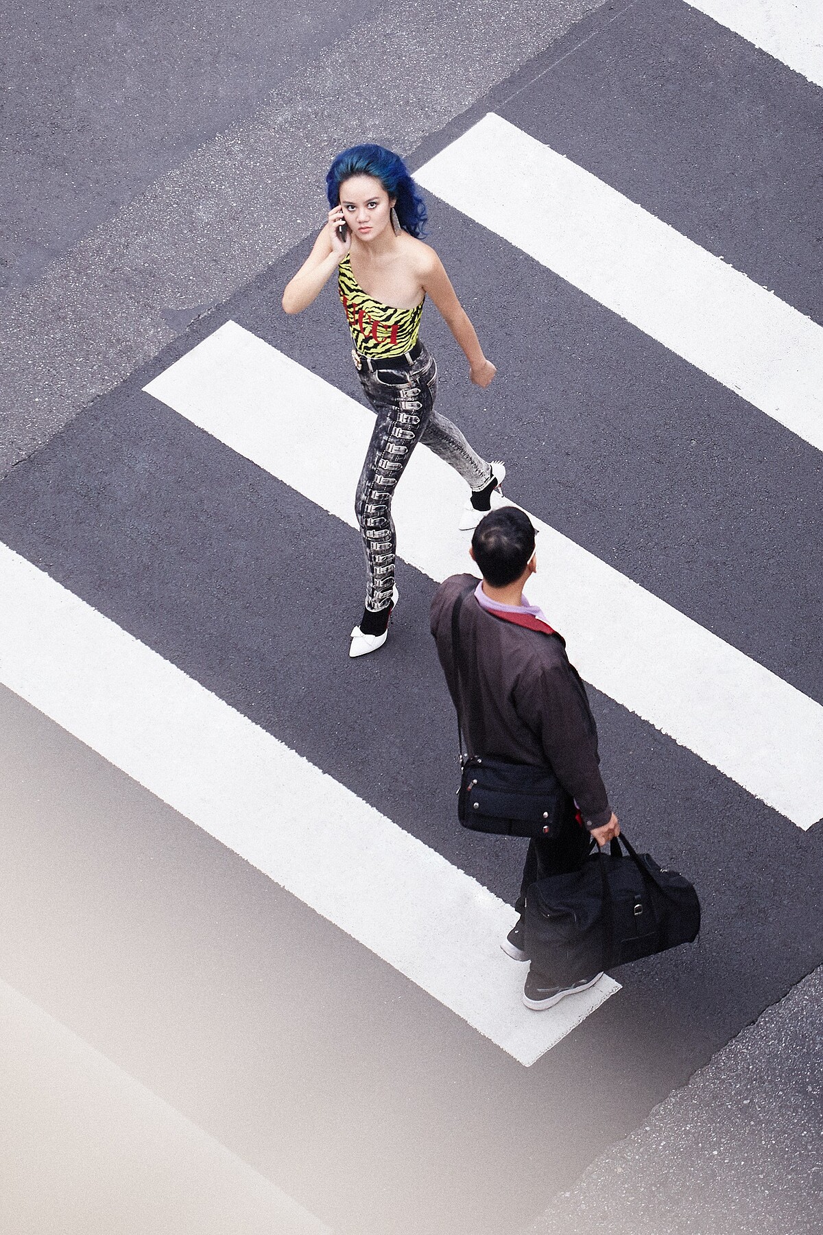 上衣、牛仔褲、白色高跟鞋，all by Gucci。