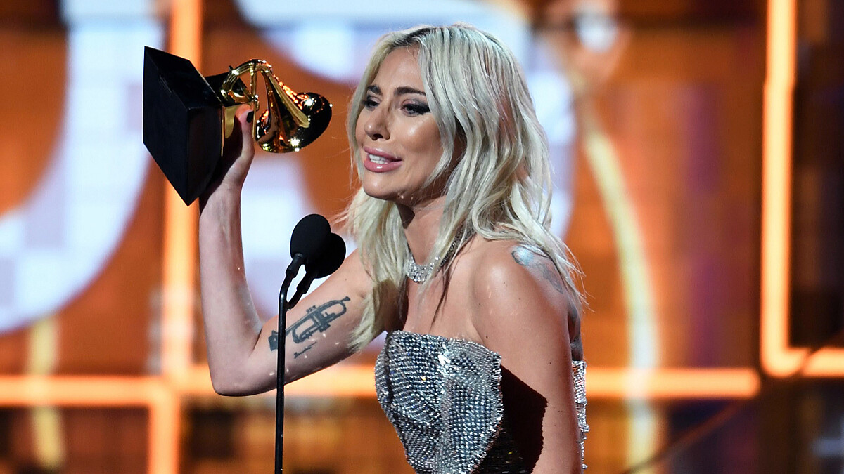 女神卡卡Lady Gaga奪下2019葛萊美3獎哽咽落淚！呼籲關注心理健康問題：「如果你看到有人需要幫助，請不要轉頭離去。」