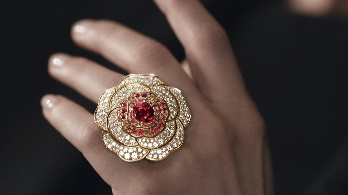 Chanel 香奈兒頂級珠寶系列《1.5 1 Cam&eacute;lia 5 Allures》