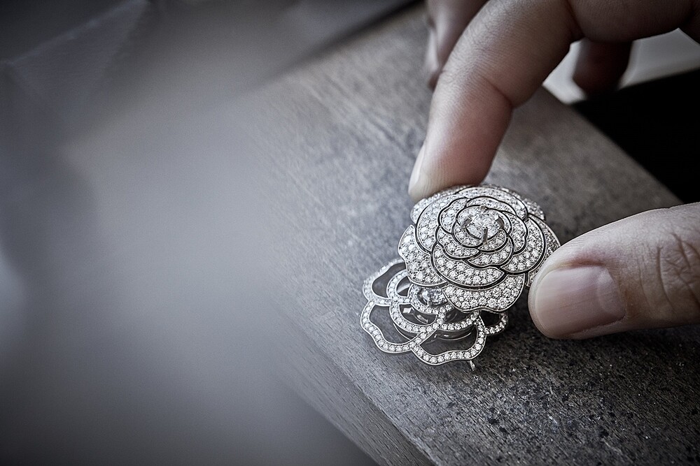 Chanel 香奈兒頂級珠寶系列《1.5 1 Cam&eacute;lia 5 Allures》