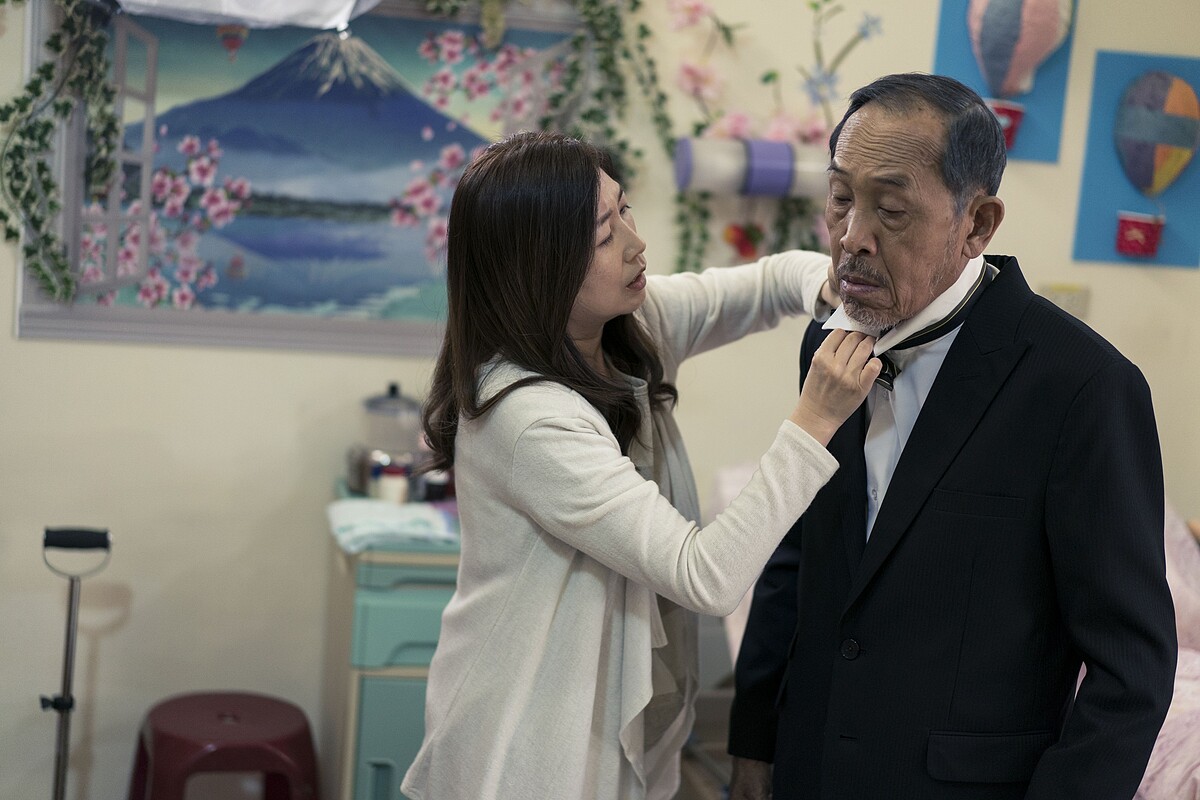 黃嘉千與小戽斗幕前幕後皆父女情深，女兒玉珍為父親金茂打領帶