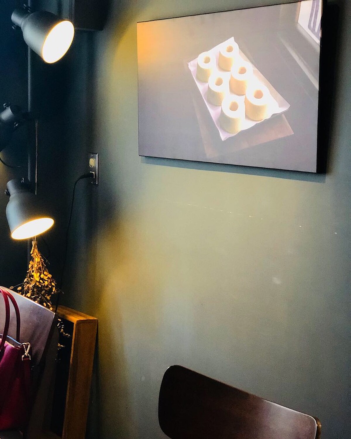 空間以冷色系色調為主，很有男孩甜點店的個性。