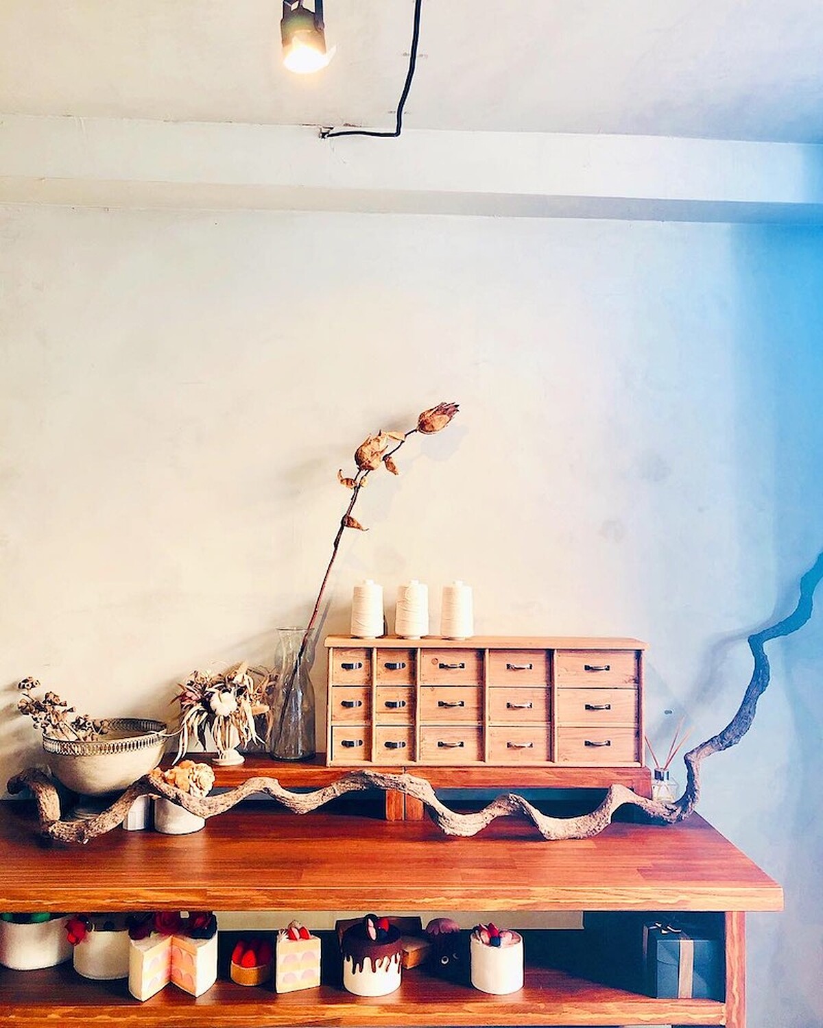 店內以仿舊家具妝點，仔細看，小小的蛋糕模型超可愛。