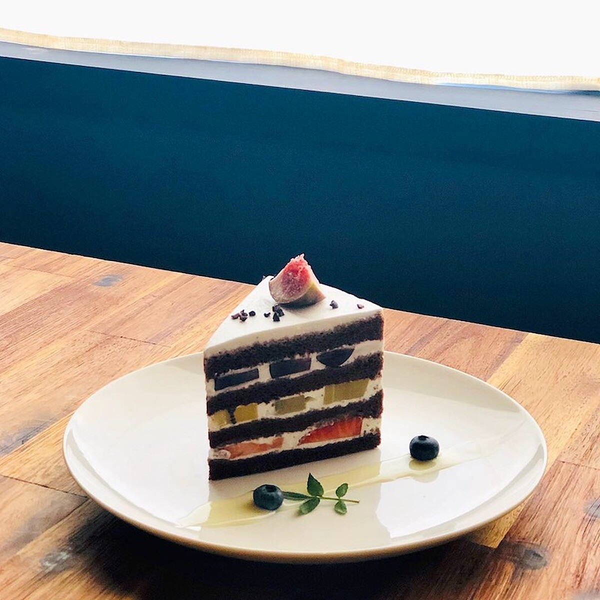 放很多水果的戚風蛋糕