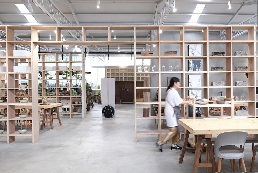 室內空間以圖書館為概念，以書架取代水泥牆打造出通透感的空間運用