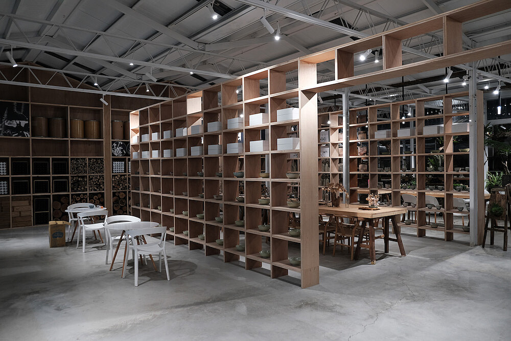 書架上陳列的是梅山50、60年代的老物件，因此才會說看到這些舊物就好像看到了那個年代的回憶，比書本上所寫的還更引人尋味