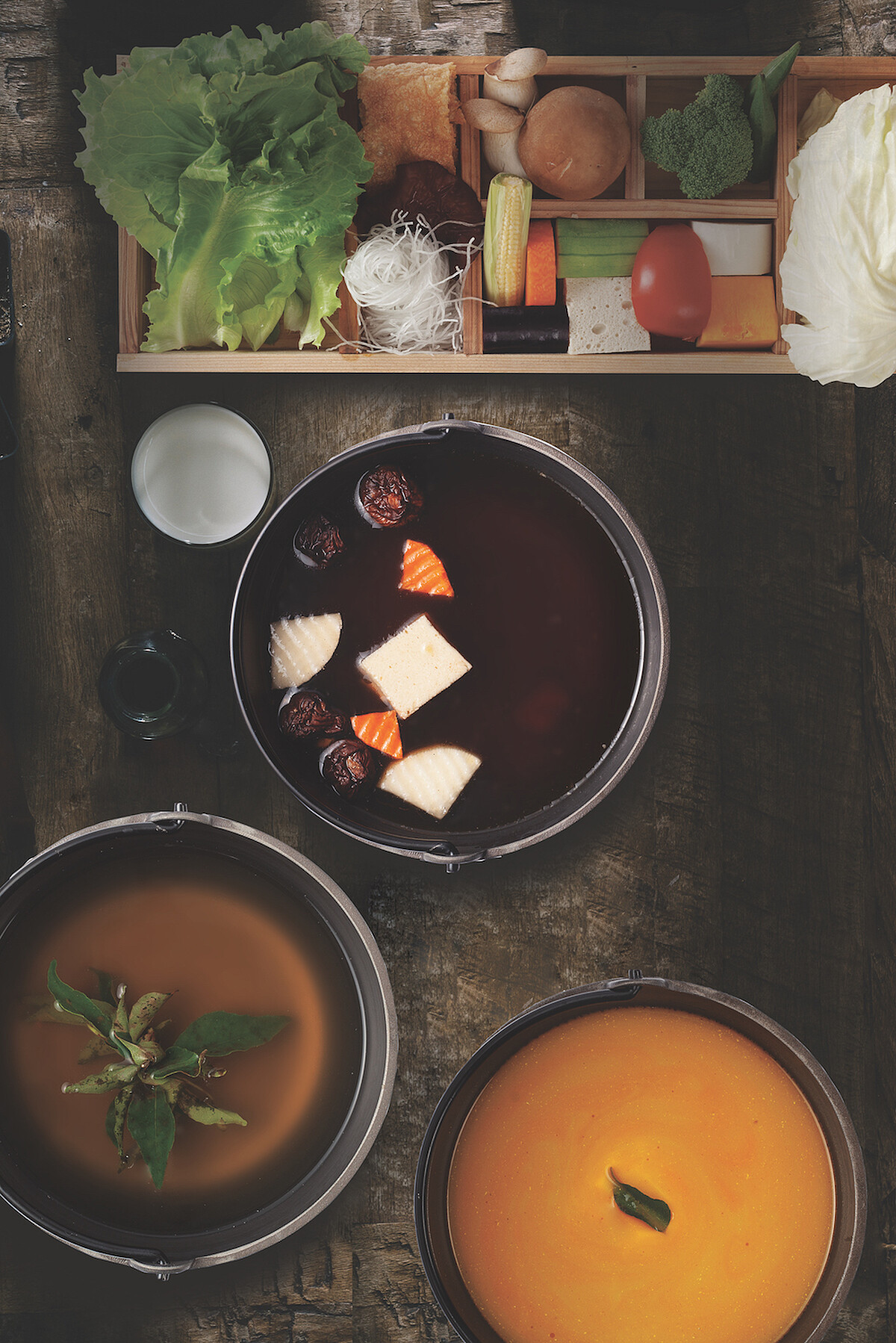 空氣圖書館餐點-山間野蔬鍋物，上為紅燒鍋、左為香草鍋、右下為咖哩鍋