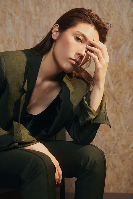 墨綠色混紡西裝外套、細肩帶上衣、墨綠色混紡長褲、皮革尖頭低跟鞋，all by Bottega Veneta。