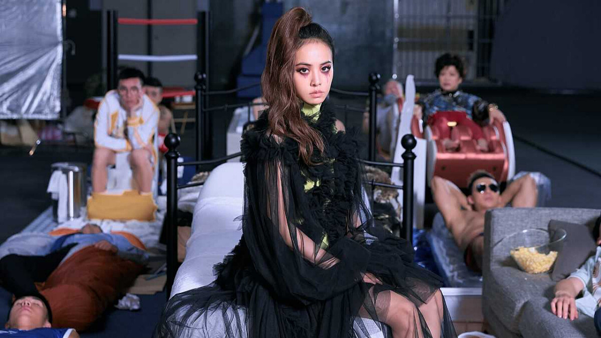 〈消極掰〉攜手14位各行業人士集體耍廢！Jolin蔡依林：「有時候停下來罵一下髒話、喪志一下，也是一種發洩跟前進的奇妙動力！」