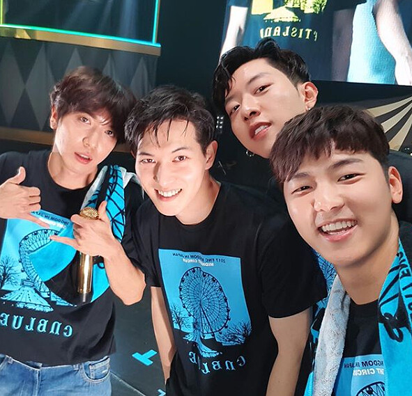 CNBLUE成員李宗泫也被爆是渣男群組成員 (左二)