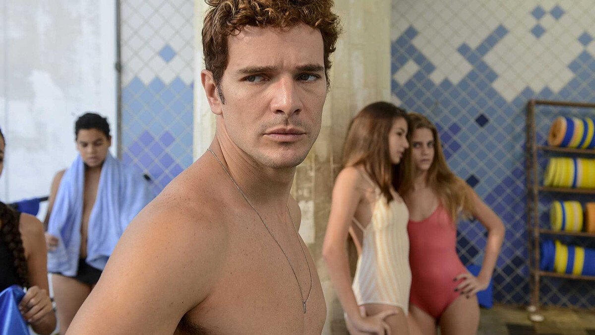 被控性騷擾6歲小男生......《池畔風暴》帥氣游泳教練陷同志疑雲，探討網路不具名霸凌現象