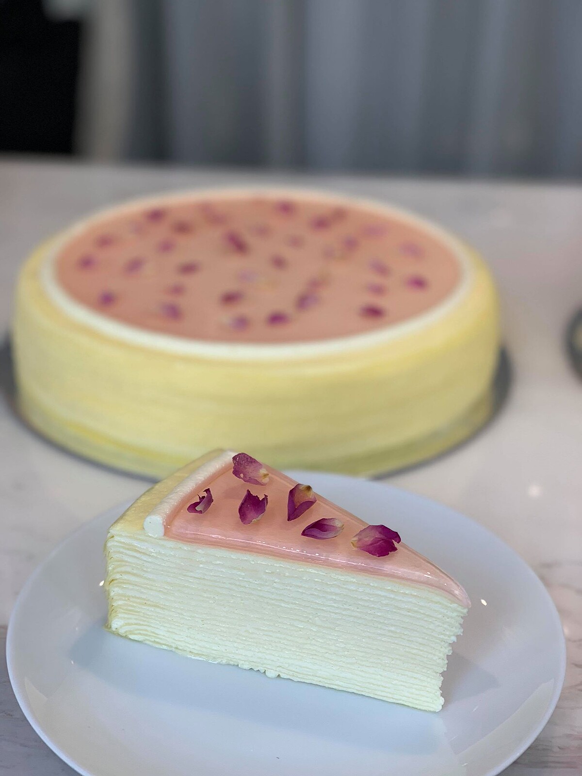 玫瑰千層蛋糕六吋1,800元，4/8-4/22開放網路預購( www.ladym.com.tw)