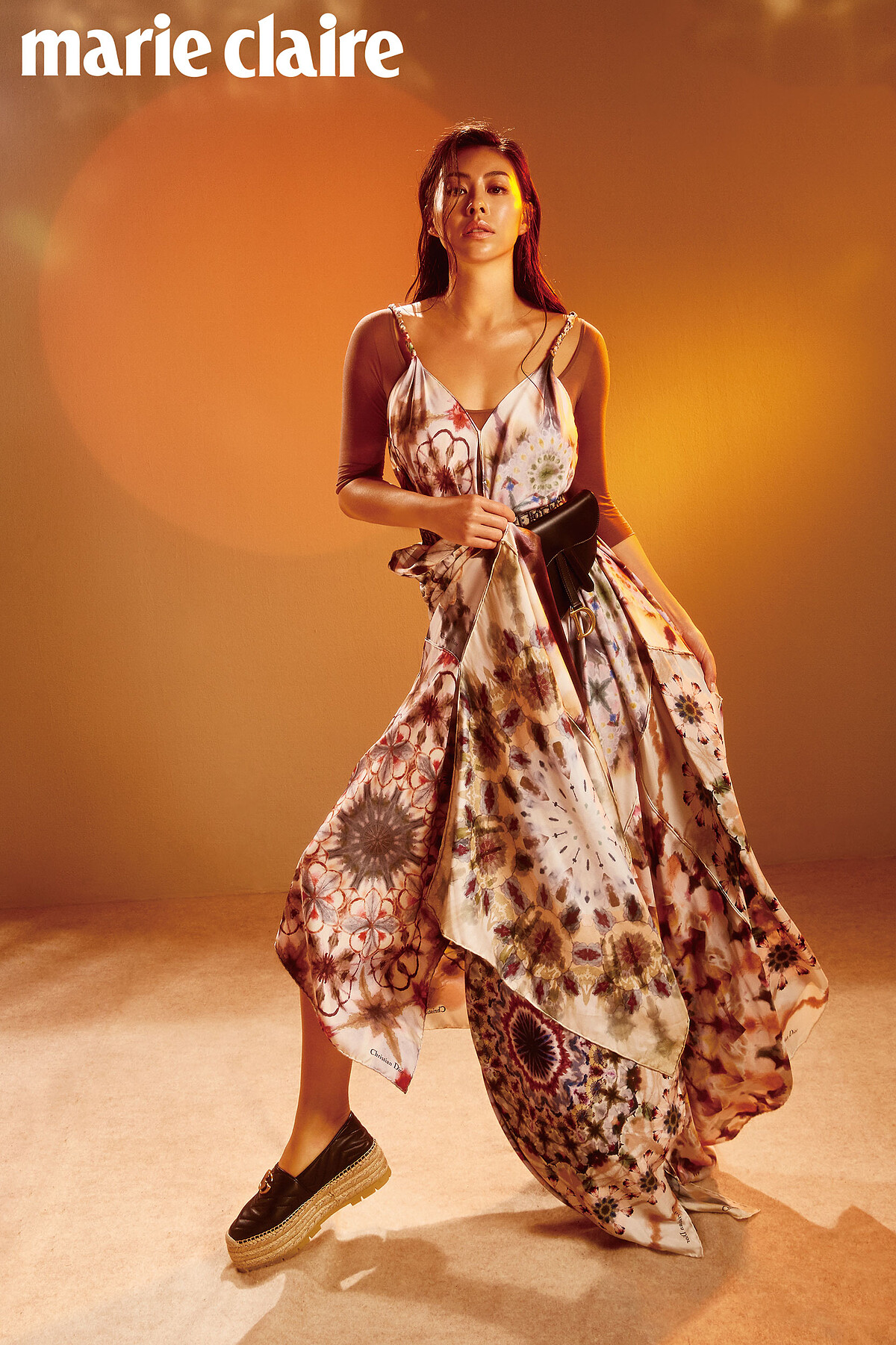 2. 紮染印花洋裝、透膚連身衣、Logo 字樣腰帶、黑色馬鞍腰包，all by Dior；厚底草編鞋，Gucci