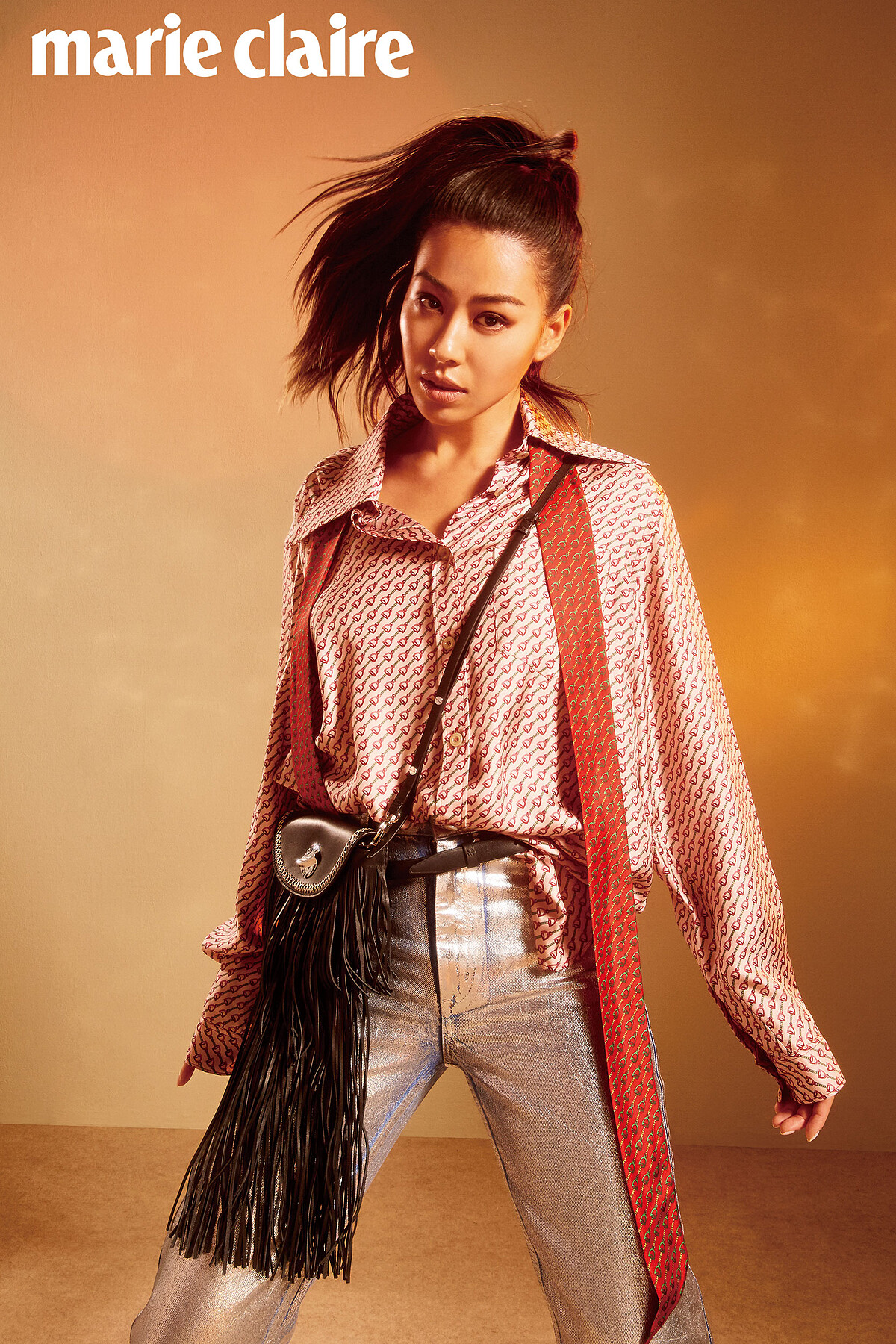 4. 印畫絲質襯衫、印花絲質領帶，both by Gucci；銀色塗層丹寧褲，Sandro；流蘇裝飾兩用包，3.1 Phillip Lim