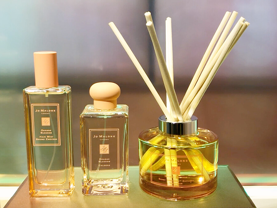 橘色的是橙花(常態香氣)系列，當中的髮香噴霧跟擴香是首度出現。