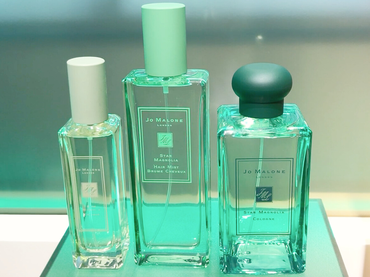 綠色的星玉蘭(復刻香氣)系列，當中的髮香噴霧首度出現。