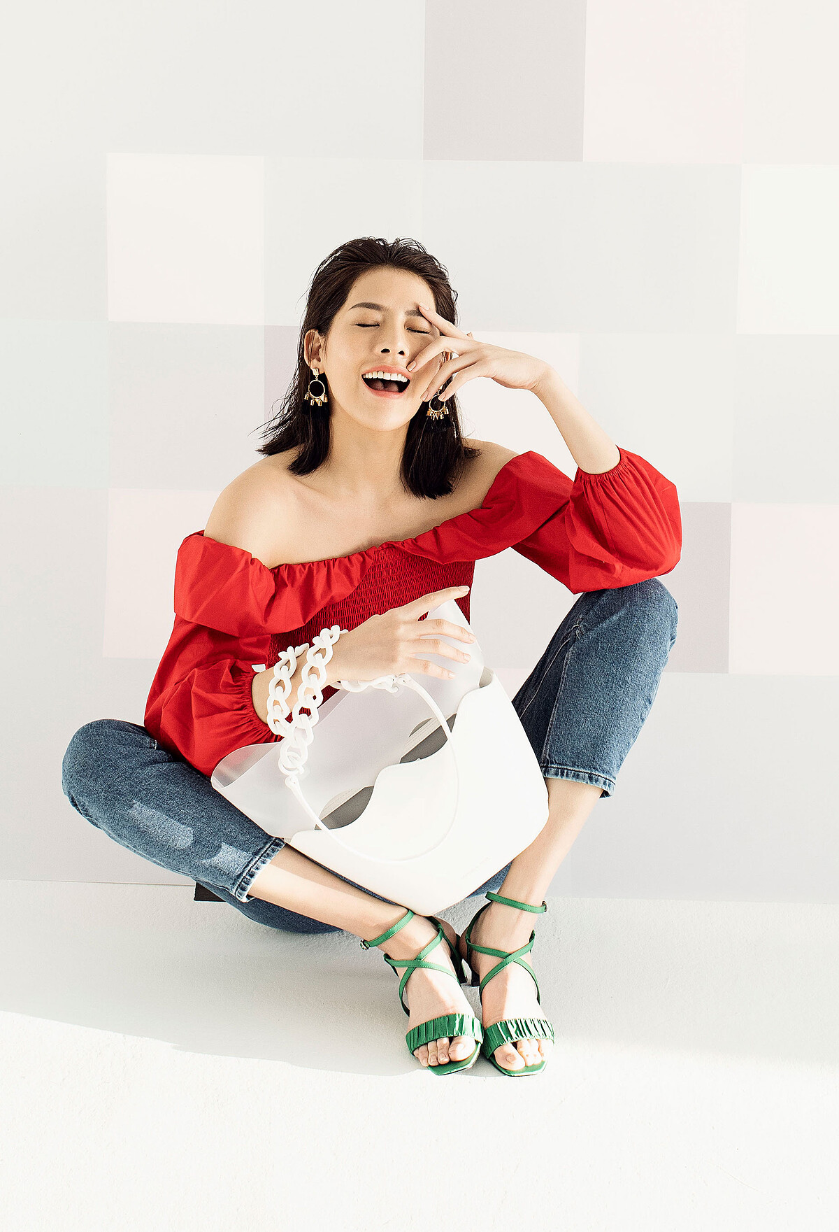 白色粗鍊托特包NT2,890、綠色布面高跟涼鞋NT1,690,all by CHARLES & KEITH